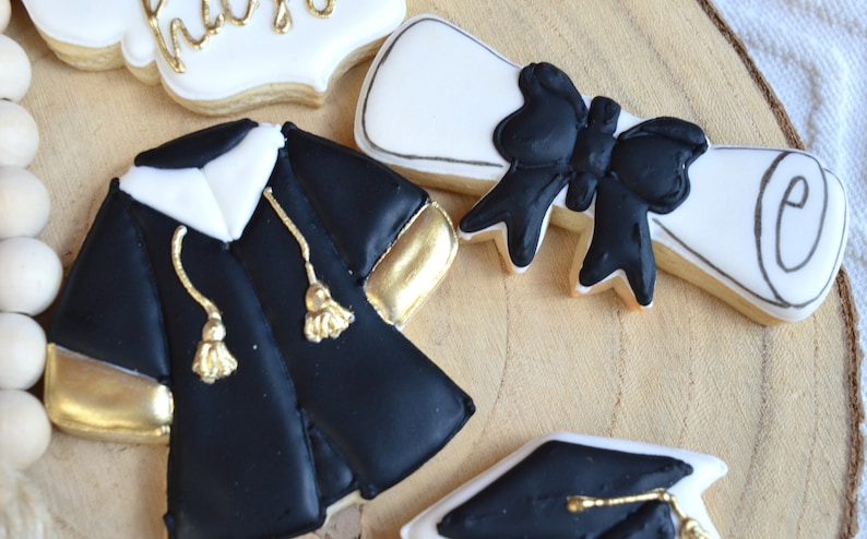 Confezione regalo di biscotti per la laurea: classe del 2024, biscotti glassati a mano immagine 7