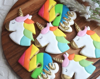 Biscotti arcobaleno con unicorno scintillante: bomboniere glassate alla vaniglia