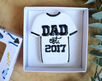Confezione regalo di biscotti a forma di maglietta da calcio personalizzata - Biscotti per la festa del papà - Regalo per papà - Regalo per tifosi di calcio - Nome e numero personalizzati - Biscotti glassati