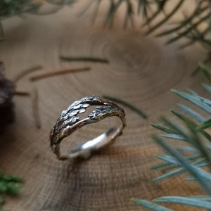 Silberner Waldring mit Zedernzweigen. Botanischer Ring mit Blättern. Wacholderwald Ring für Naturliebhaber.