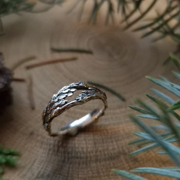 Silberner Waldring mit Zedernzweigen. Botanischer Ring mit Blättern. Wacholderwald Ring für Naturliebhaber.