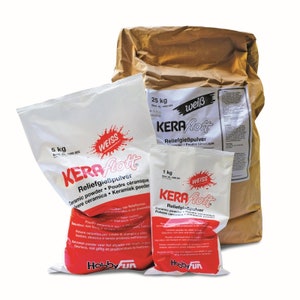 Könnte beinhalten: Drei Beutel mit weißem Keramikpulver zum Modellieren und Formen. Die Beutel sind mit "KERAfloat Reliefgießpulver" beschriftet und in den Größen 1 kg, 5 kg und 25 kg erhältlich. Die Beutel sind alle weiß mit roter und schwarzer Schrift.