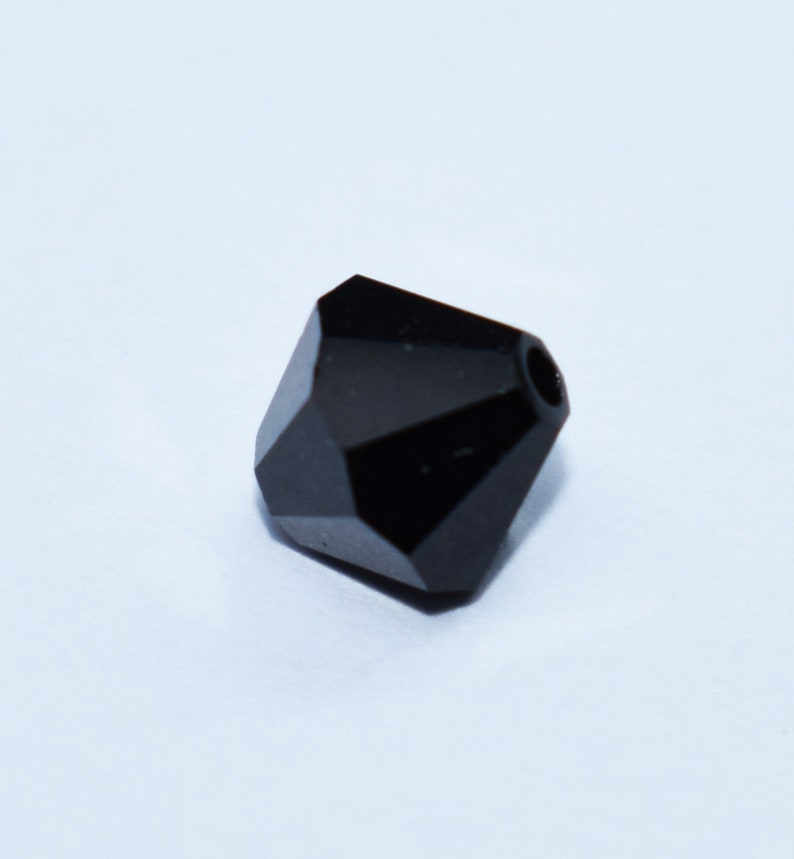 Swarovski Schliffspitzperle, 6mm Facettperle in verschiedenen Farben, Glasperlen, Glasschliffperlen zur Schmuckherstellung, 12 St. jet