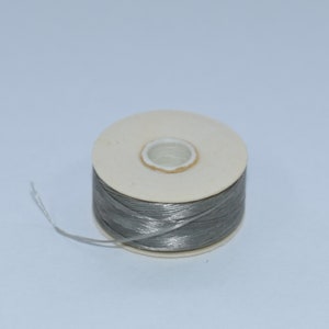 Beadalon Nymo Faden Nymo Thread, D, Durchmesser 0,30 mm, 59 Meter, Perlfaden in verschiedene Farben grau