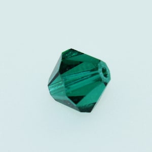 Swarovski Schliffspitzperle, 6mm Facettperle in verschiedenen Farben, Glasperlen, Glasschliffperlen zur Schmuckherstellung, 12 St. emerald