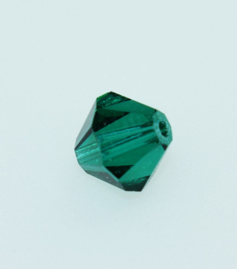 Swarovski Schliffspitzperle, 6mm Facettperle in verschiedenen Farben, Glasperlen, Glasschliffperlen zur Schmuckherstellung, 12 St. emerald