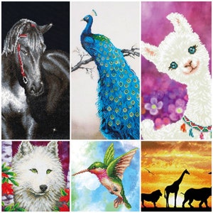 Könnte beinhalten: Eine Collage aus sechs verschiedenen Diamant-Mal-Sets mit verschiedenen Tieren. Die Sets beinhalten ein schwarzes Pferd, einen Pfau, ein Lama, einen weißen Wolf, einen Kolibri und eine Giraffe mit einem Löwen und einem Nashorn im Hintergrund.