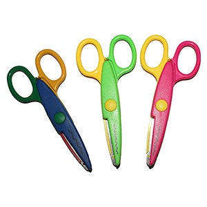 Könnte beinhalten: Set aus drei bunten Scheren mit wellenförmigen Klingen. Die Scheren sind gelb, grün und rosa mit blauen Griffen.