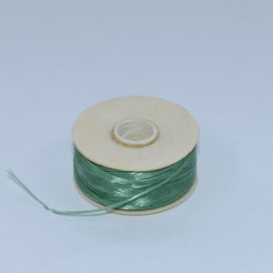 Beadalon Nymo Faden Nymo Thread, D, Durchmesser 0,30 mm, 59 Meter, Perlfaden in verschiedene Farben emerald