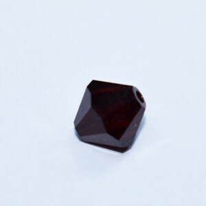 Swarovski Schliffspitzperle, 6mm Facettperle in verschiedenen Farben, Glasperlen, Glasschliffperlen zur Schmuckherstellung, 12 St. garnet