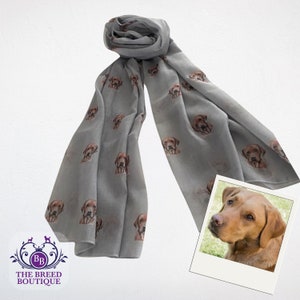 Écharpe rouge renard pour femme à imprimé labrador disponible en crème et en gris