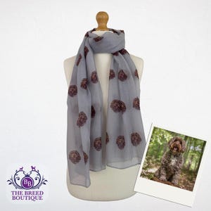 Bufanda Cockapoo Marrón Chocolate Cockerpoo Dog Print Ladies Shawl Wrap en gris y rosa suave