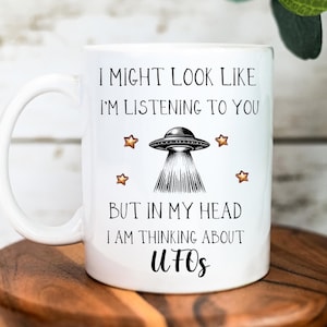 Regalo OVNI - Taza Alienígena - Regalos OVNI Divertidos - Regalo para Amantes de los Alienígenas - Idea de Regalo Alienígena - Taza de Café OVNI - Tazas Divertidas - Posavasos Alienígena - Regalo de Navidad
