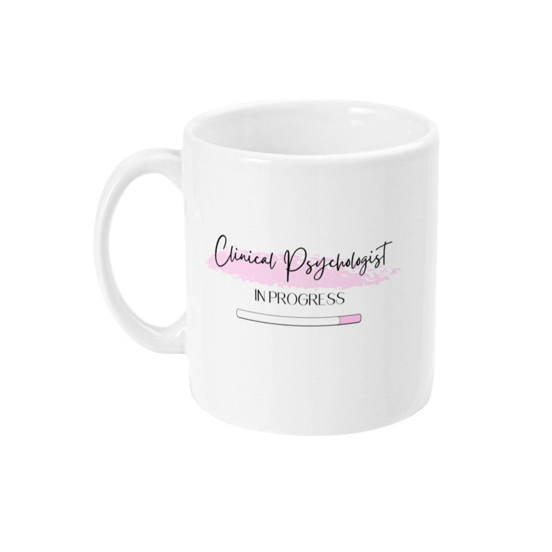 Pu&ograve; includere: Tazza in ceramica bianca con un design rosa e nero che dice "Clinical Psychologist In Progress" con una barra di avanzamento.