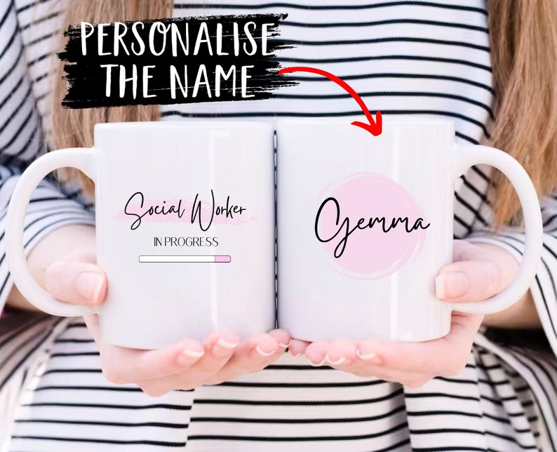 Puede incluir: Taza de cer&aacute;mica blanca con un dise&ntilde;o rosa y negro. La taza dice "Social Worker In Progress" con una barra de progreso. La taza tambi&eacute;n tiene un c&iacute;rculo rosa con el nombre "Gemma" escrito en negro.