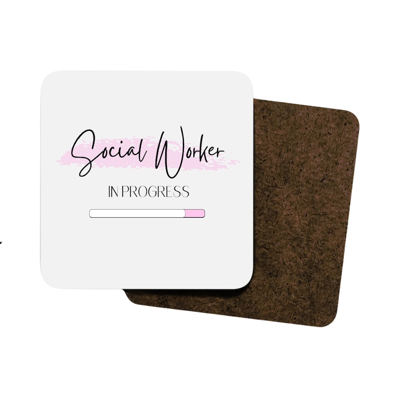 Puede incluir: Posavasos blanco con el texto "Social Worker" en escritura negra con un trazo de pincel rosa detr&aacute;s. Debajo del texto est&aacute; "IN PROGRESS" con una barra de progreso rosa.