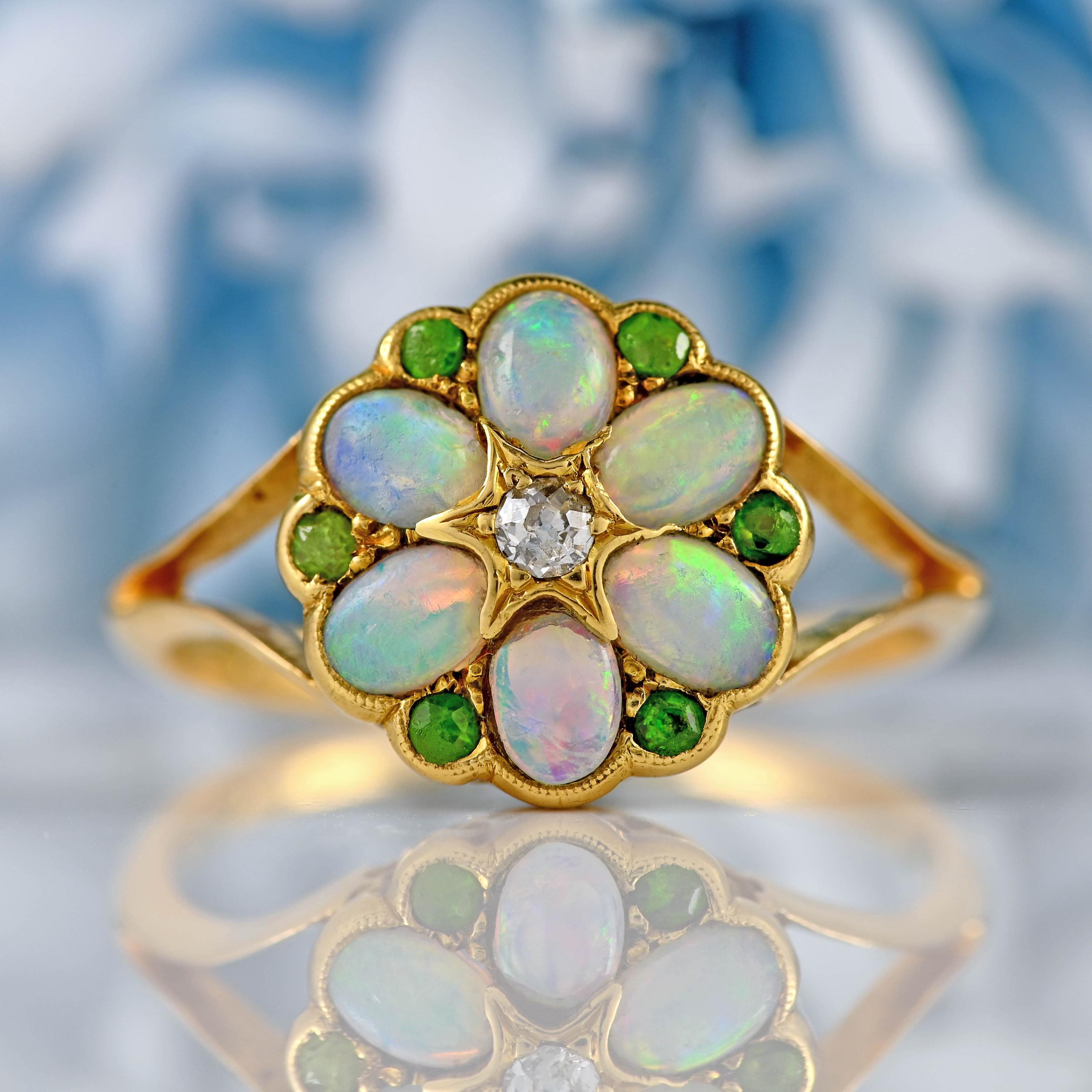 アンティークオパール、オールドカットダイヤモンド、グリーンジェムの  