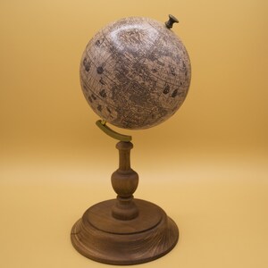 Reproduction d'une carte du monde faite à la main représentant un globe terrestre antique datant de 1600.