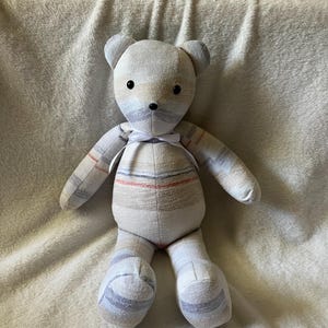 12-Zoll-Bär, der mit Kleidung und/oder Stoffen von einem geliebten Menschen gemacht ist