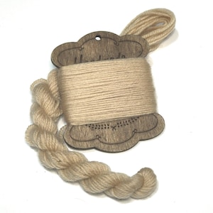 Creme Stickgarn. Natürlich gefärbt mit Walnussschalen. 2fädiges Woll-Stickgarn.