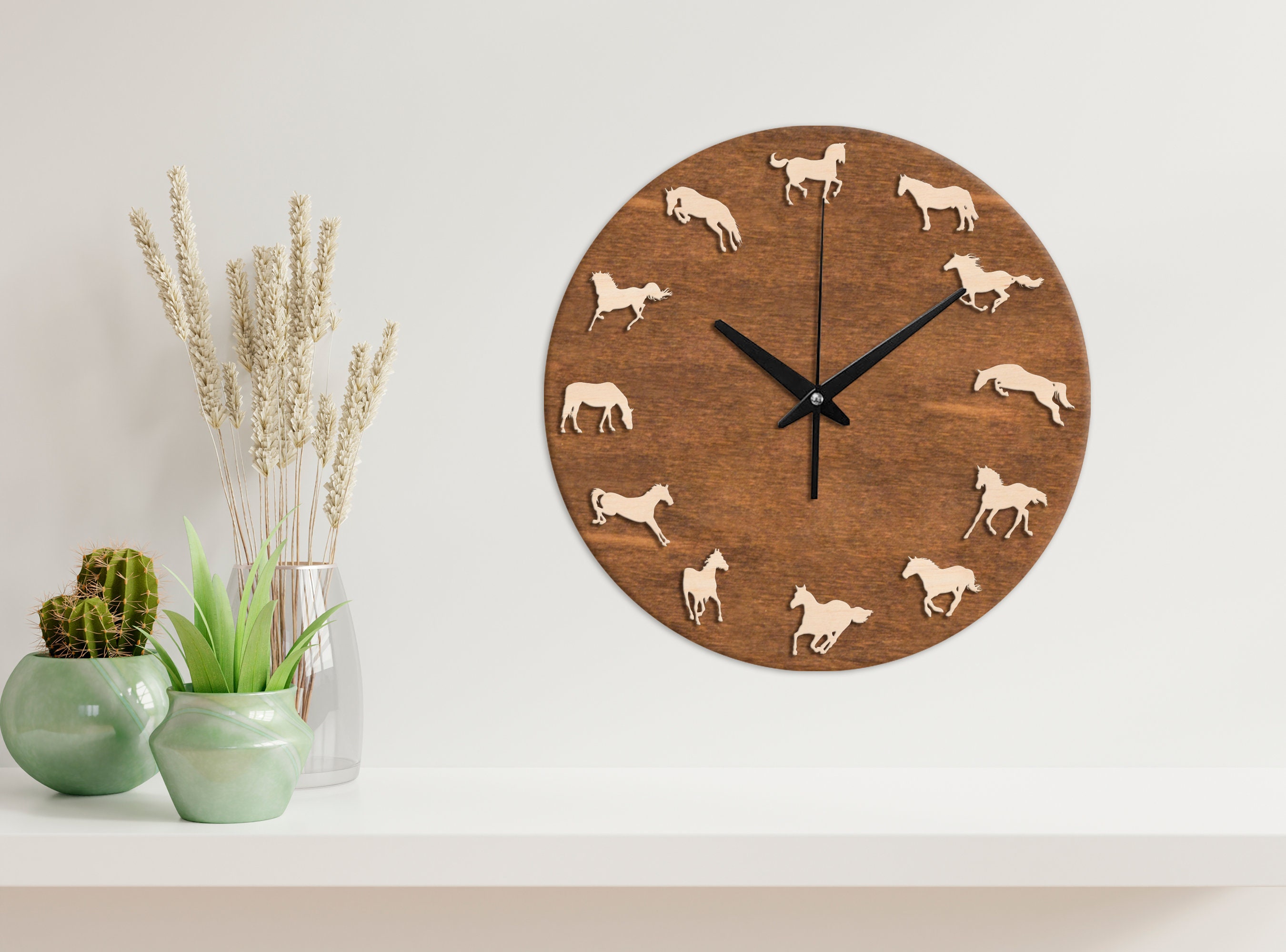Rustieke klok met paard, boerderijklok met paard, paardenwandklok, cabineklok met paarden, gegraveerde paardenklok, cowboy wanddecor