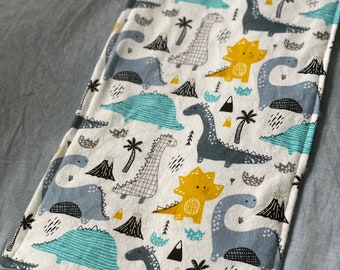 Baby Spucktuch Dinosaurier Weiß, Minky Fleece und super snuggle Flanell, gefüttert