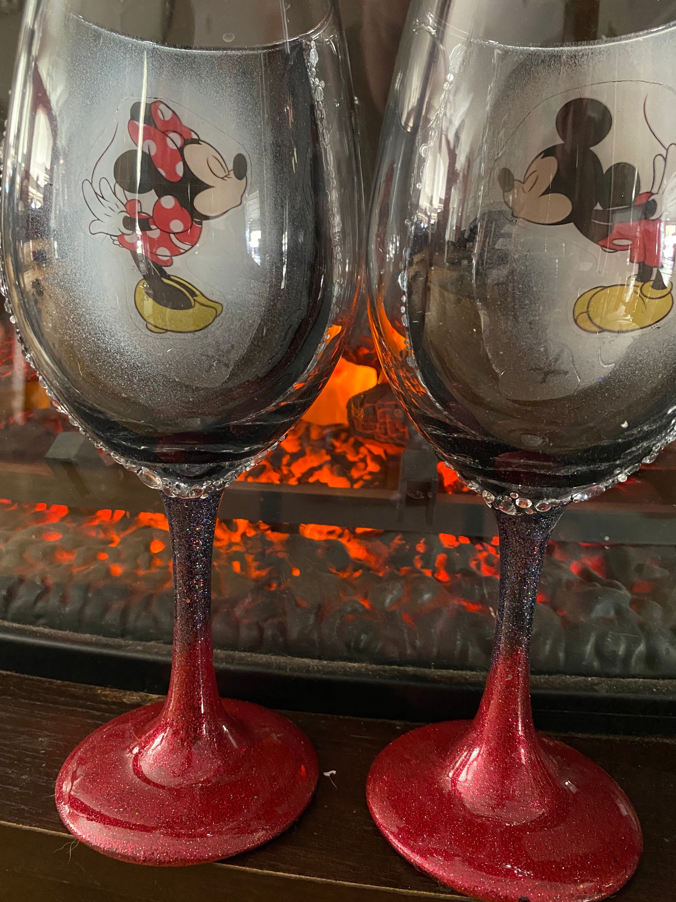 Disney Mickey and Minnie Kissing 14.5 oz Wine Glass Set