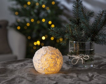 LED Wachskerze Schneeball - Kugel Optik