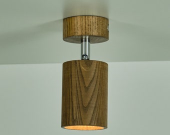 Kinkiet z drewna jesionowego: cylindryczny reflektor, naturalny design