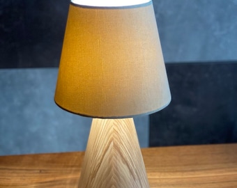 Handgefertigte Nachttischlampe Esche: Skandinavischer Nubuk Lampenschirm