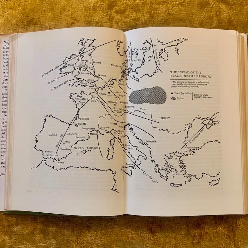 Op de afbeelding: Een zwart-witte kaart die de verspreiding van de Zwarte Dood in Europa van 1347 tot 1349 laat zien. De kaart toont de data waarop de pest verschillende steden en regio's bereikte. De tekst "The Spread of the Black Death in Europe" staat bovenaan de kaart.