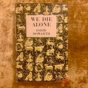 We Die Alone de David Howarth, un livre cartonné vintage 1957