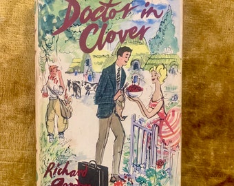 Doctor in Clover av Richard Gordon, inbunden vintagebok med skyddsomslag, 1960