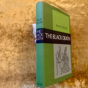 Op de afbeelding: Een groen hardback boek getiteld "De Zwarte Dood" door Philip Ziegler. De omslag toont een zwart-witte illustratie van twee skeletten.