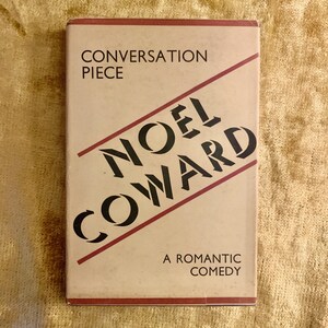 Primeira edição de 1934 de "Conversation Piece", de Noel Coward, livro antigo em capa dura com sobrecapa.