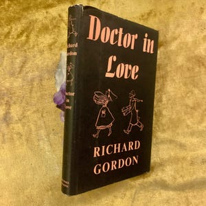 1re édition - « Doctor in Love » de Richard Gordon vintage Relié avec jaquette 1957