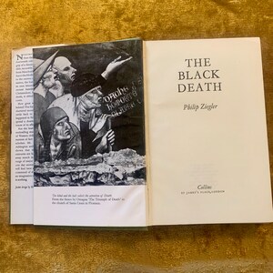 Op de afbeelding: Een boekomslag met een zwart-wit afbeelding van een fresco dat een doodssc&egrave;ne voorstelt. De titel van het boek is "De Zwarte Dood" door Philip Ziegler. Het boek is uitgegeven door Collins, St. James's Place, Londen.