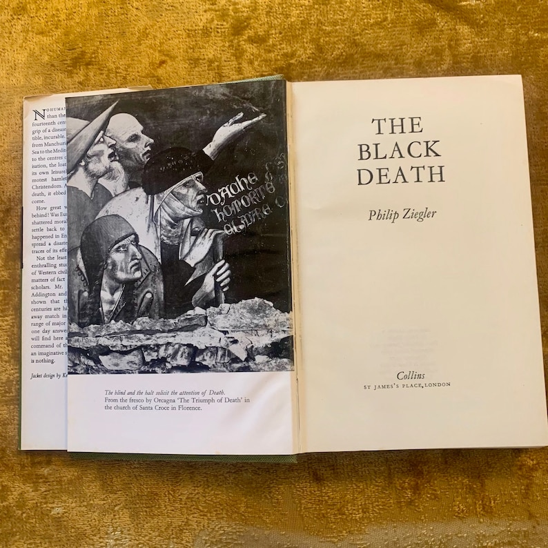 Op de afbeelding: Een boekomslag met een zwart-wit afbeelding van een fresco dat een doodssc&egrave;ne voorstelt. De titel van het boek is "De Zwarte Dood" door Philip Ziegler. Het boek is uitgegeven door Collins, St. James's Place, Londen.