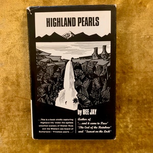Op de afbeelding: Boekomslag voor "Highland Pearls" van Bee Jay, met een zwart-witte illustratie van een waterval en bergen. De tekst "Auteur van ... 'and it came to Pass', 'The End of the Rainbow' en 'Sunset on the Loch'" is ook inbegrepen.