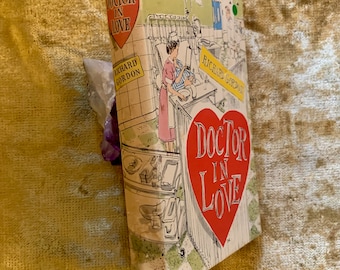 Doctor in Love av Richard Gordon, en inbunden vintagebok med skyddsomslag