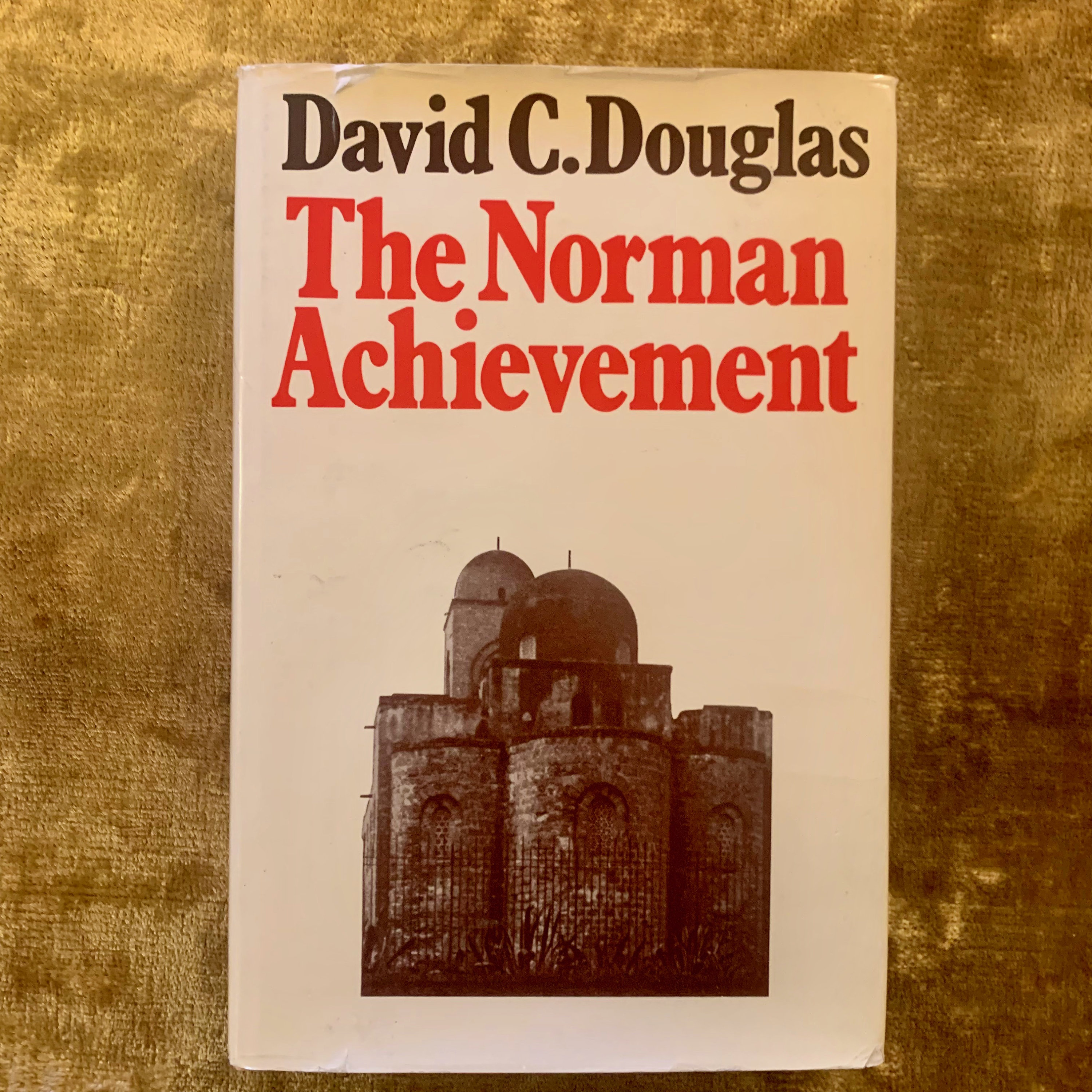 De Norman Achievement van David Douglas een vintage eerste editie met stofomslag