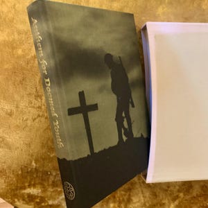 Hymn dla skazanej młodzieży - antologia poezji Wielkiej Wojny, książka w etui Slipcase Folio Society