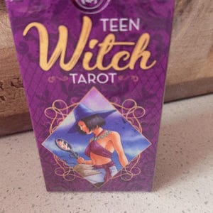 Tarot de la Bruja Adolescente de Laura Tuan