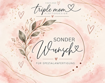 Könnte beinhalten: Ein digitales Grafikdesign mit einem zartrosa Aquarellhintergrund und goldenen Linienakzenten. Es zeigt den Text "triple mom PLOTTERDESIGN", "SONDER Wunsch" und "FÜR SPEZIALANFERTIGUNG", umgeben von botanischen Blattillustrationen und kleinen Herzen.