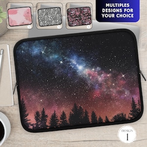 Puede incluir: Una funda negra para portátil con un diseño vibrante de galaxia y una silueta de bosque en la parte inferior. La funda tiene cierre de cremallera y se muestra con tres diseños alternativos: patrones florales y botánicos. El texto dice "MULTIPLES DESIGNS FOR YOUR CHOICE."