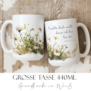 Peut inclure: Deux mugs en céramique blanche avec un motif floral de marguerites et le texte "Fürchte dich nicht, denn ich bin bei dir." Chaque mug a une capacité de 440 ml. Les mugs ont une anse blanche et une base blanche. Les mugs sont décorés d'un motif de marguerite à l'aquarelle.