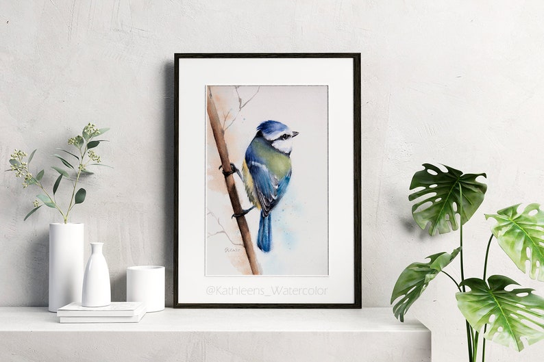 Puede incluir: Pintura acuarela de un carbonero com&uacute;n posado en una rama. El p&aacute;jaro est&aacute; pintado en tonos de azul, verde y blanco. El fondo es un suave lavado de azul y blanco.