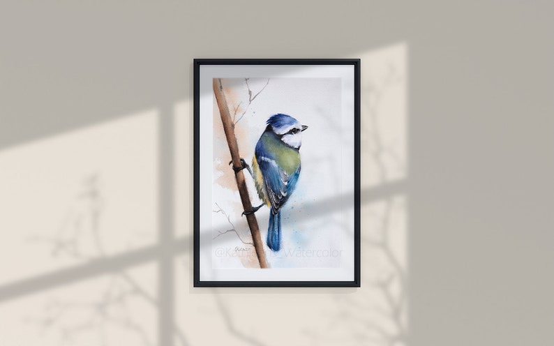 Puede incluir: Pintura acuarela de un carbonero com&uacute;n posado en una rama. El p&aacute;jaro tiene la cabeza azul, el pecho amarillo y las alas verdes. El fondo es azul claro.