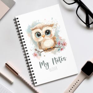Cuaderno con un lindo búho y flores de cerezo – estilo acuarela A5 – personalizado con nombre – regalo para niños, profesores o escolares