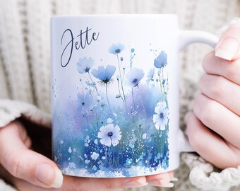 Taza personalizada con diseño de aciano y nombre – Taza de cerámica con acuarela de aciano azul | Regalo floral para mamá, novia o compañera de trabajo.